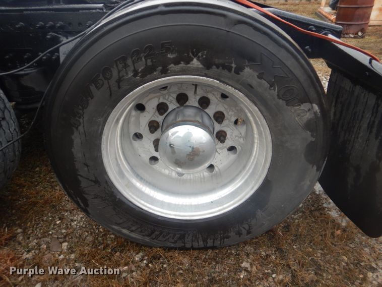 image for item GD9088 2002 Freightliner Columbia semi truck