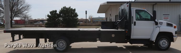 image for item GD9974 2007 GMC C5500 flatbed truck