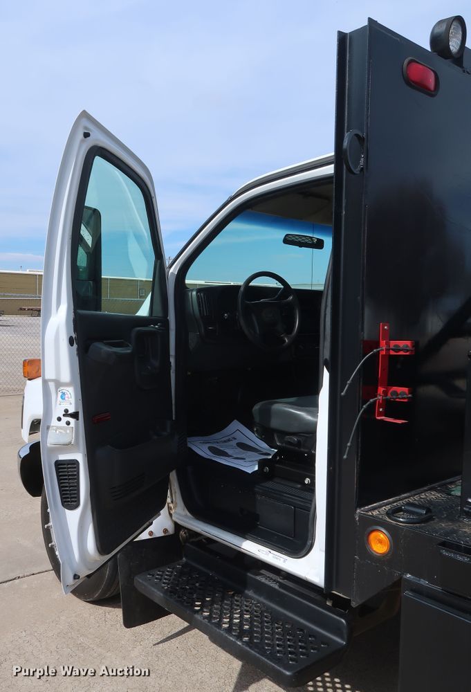 image for item GD9974 2007 GMC C5500 flatbed truck