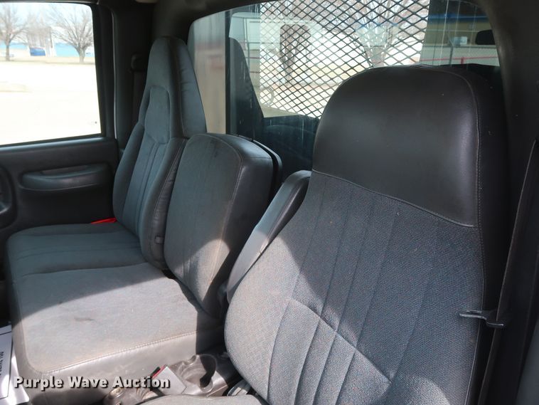 image for item GD9974 2007 GMC C5500 flatbed truck