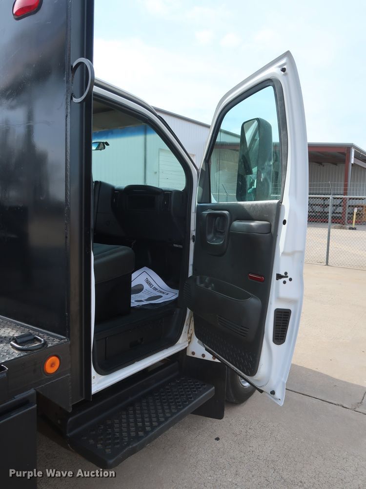 image for item GD9974 2007 GMC C5500 flatbed truck