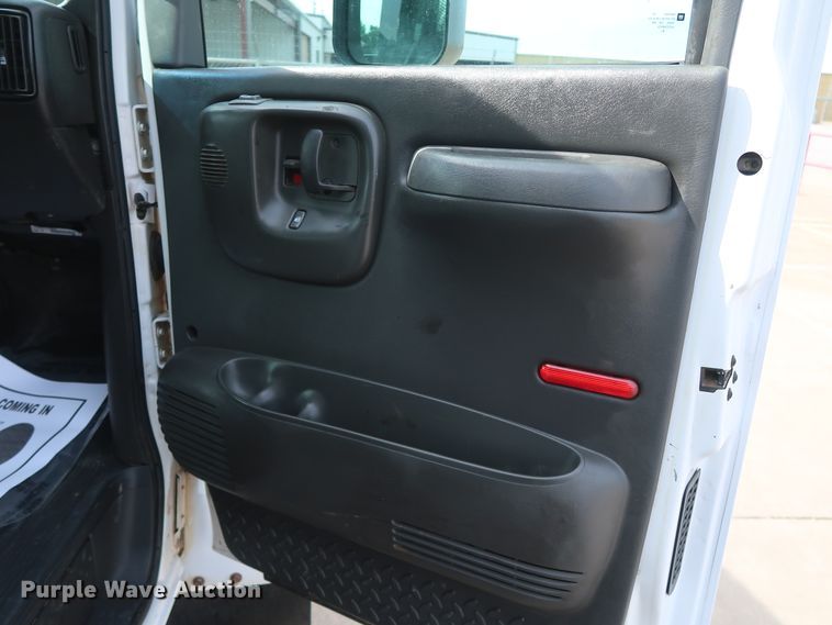 image for item GD9974 2007 GMC C5500 flatbed truck