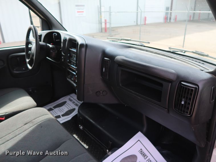 image for item GD9974 2007 GMC C5500 flatbed truck