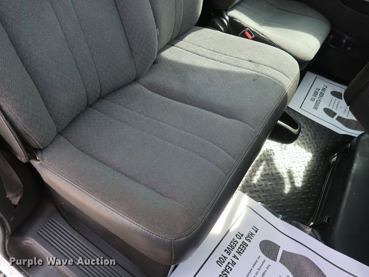 image for item GD9974 2007 GMC C5500 flatbed truck