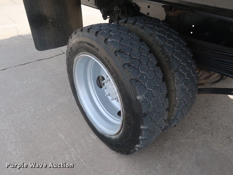 image for item GD9974 2007 GMC C5500 flatbed truck