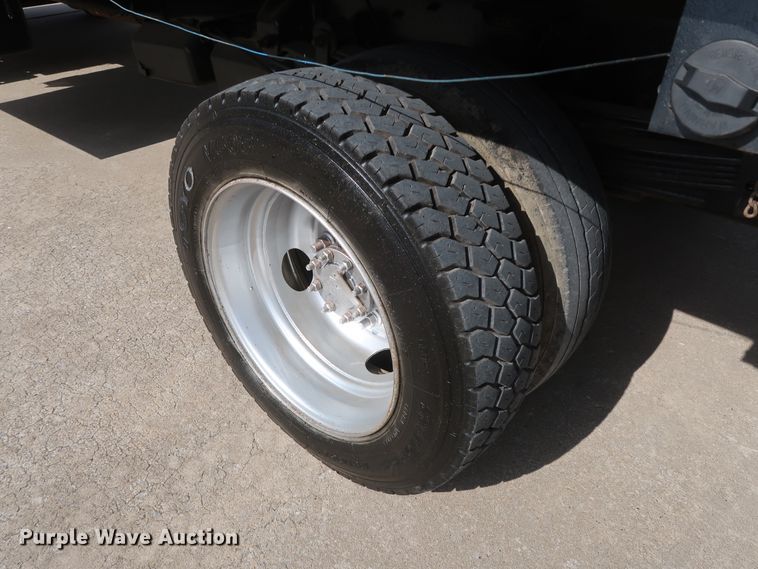 image for item GD9974 2007 GMC C5500 flatbed truck