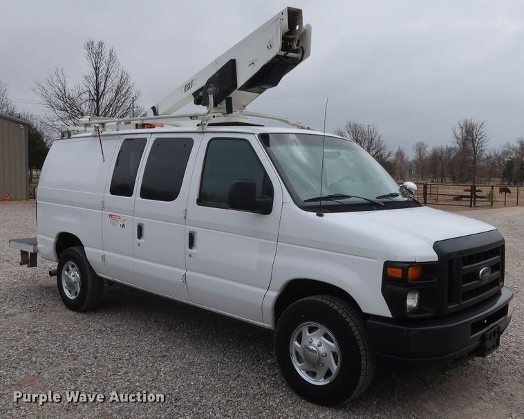 image for item GD9981 2010 Ford E350 Super Duty van with bucket lift