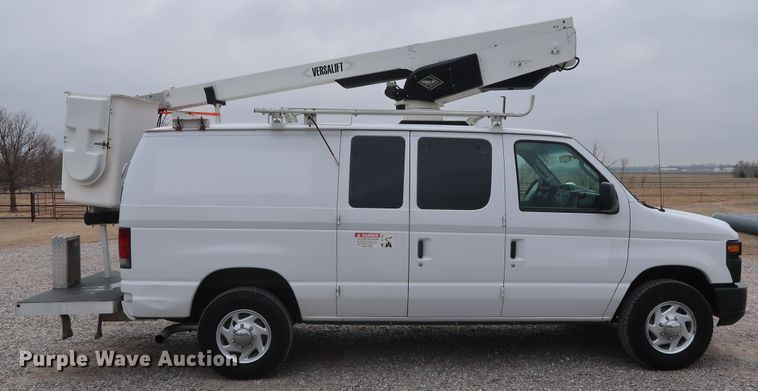 image for item GD9981 2010 Ford E350 Super Duty van with bucket lift