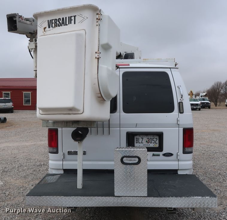 image for item GD9981 2010 Ford E350 Super Duty van with bucket lift