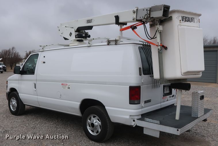 image for item GD9981 2010 Ford E350 Super Duty van with bucket lift