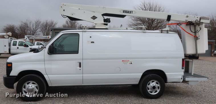 image for item GD9981 2010 Ford E350 Super Duty van with bucket lift