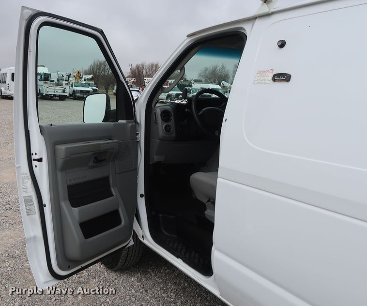 image for item GD9981 2010 Ford E350 Super Duty van with bucket lift