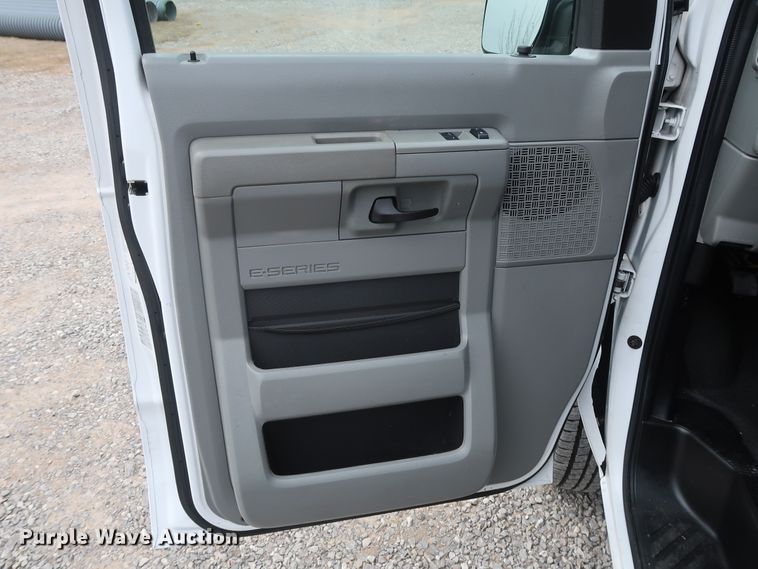 image for item GD9981 2010 Ford E350 Super Duty van with bucket lift