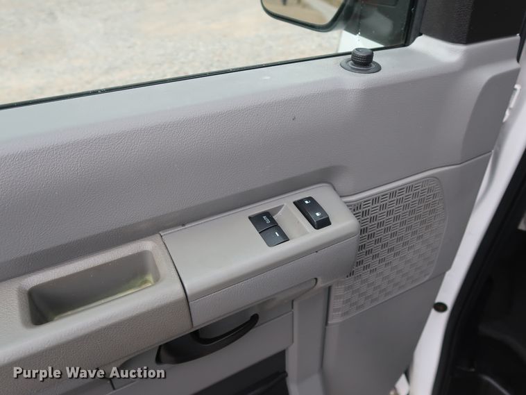 image for item GD9981 2010 Ford E350 Super Duty van with bucket lift