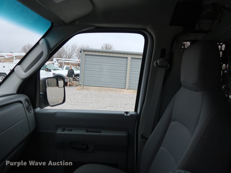 image for item GD9981 2010 Ford E350 Super Duty van with bucket lift