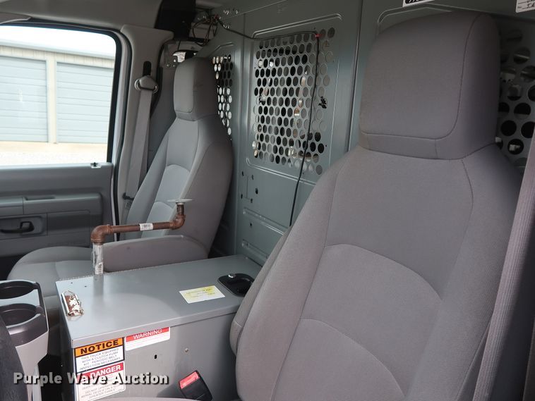 image for item GD9981 2010 Ford E350 Super Duty van with bucket lift