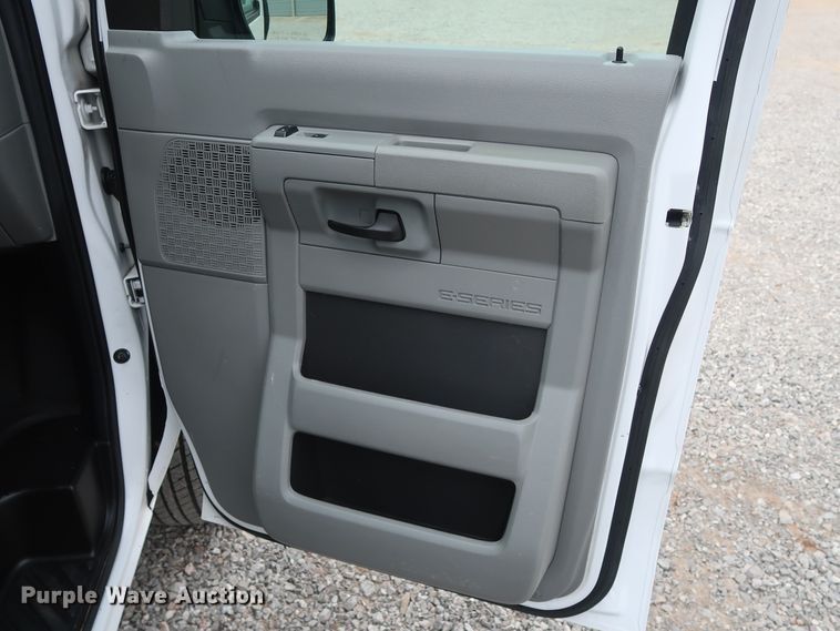 image for item GD9981 2010 Ford E350 Super Duty van with bucket lift