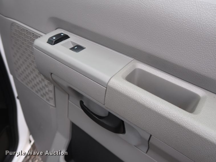 image for item GD9981 2010 Ford E350 Super Duty van with bucket lift