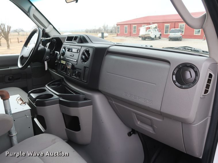 image for item GD9981 2010 Ford E350 Super Duty van with bucket lift