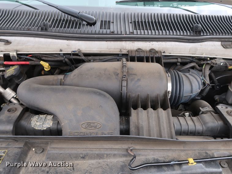 image for item GD9981 2010 Ford E350 Super Duty van with bucket lift