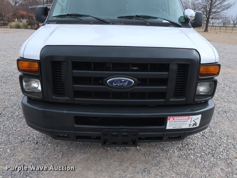 image for item GD9981 2010 Ford E350 Super Duty van with bucket lift