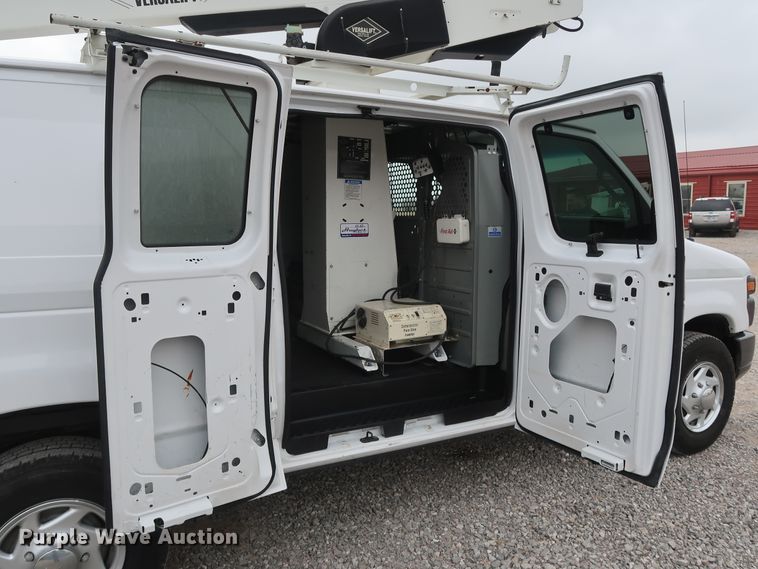 image for item GD9981 2010 Ford E350 Super Duty van with bucket lift