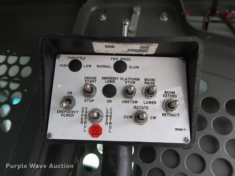 image for item GD9981 2010 Ford E350 Super Duty van with bucket lift