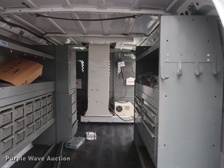 image for item GD9981 2010 Ford E350 Super Duty van with bucket lift