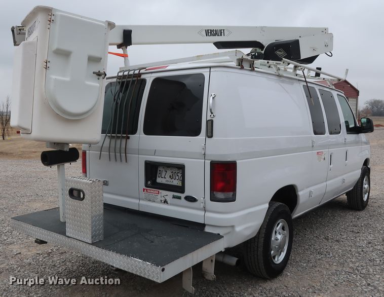image for item GD9981 2010 Ford E350 Super Duty van with bucket lift