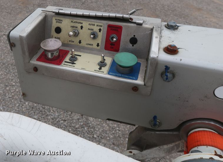 image for item GD9981 2010 Ford E350 Super Duty van with bucket lift