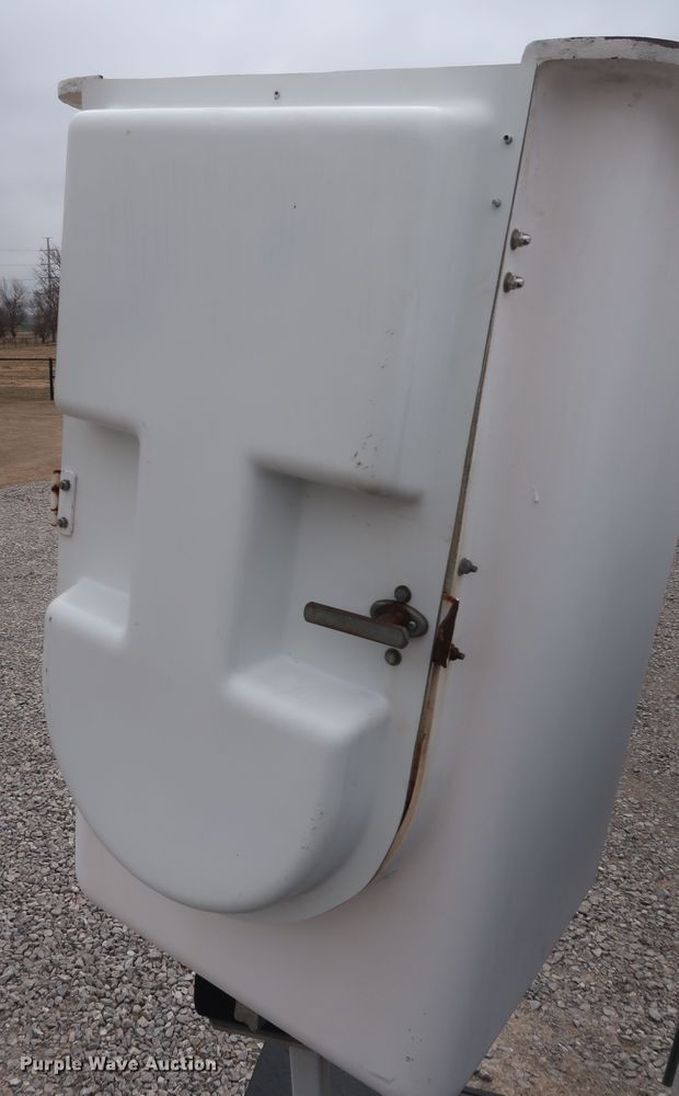 image for item GD9981 2010 Ford E350 Super Duty van with bucket lift