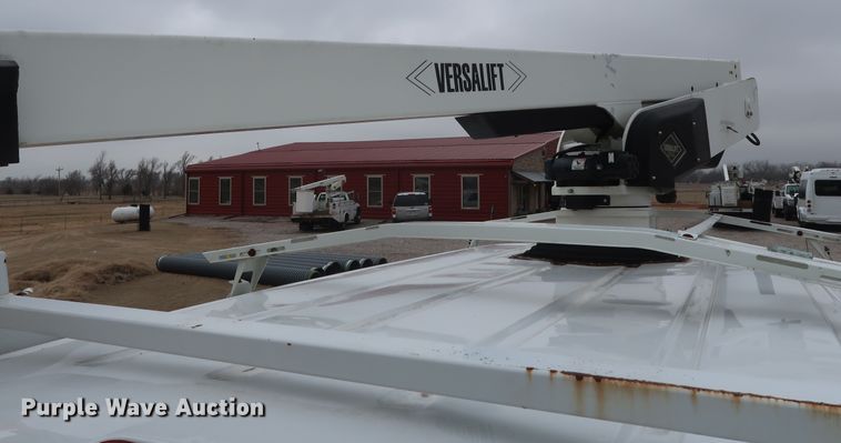 image for item GD9981 2010 Ford E350 Super Duty van with bucket lift