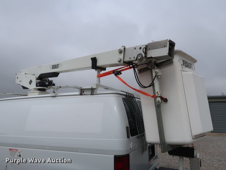 image for item GD9981 2010 Ford E350 Super Duty van with bucket lift
