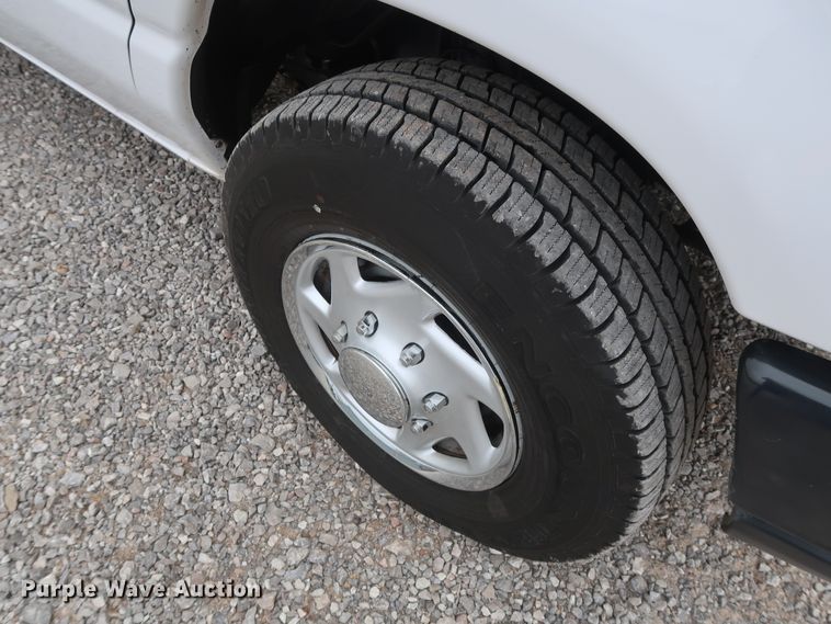 image for item GD9981 2010 Ford E350 Super Duty van with bucket lift