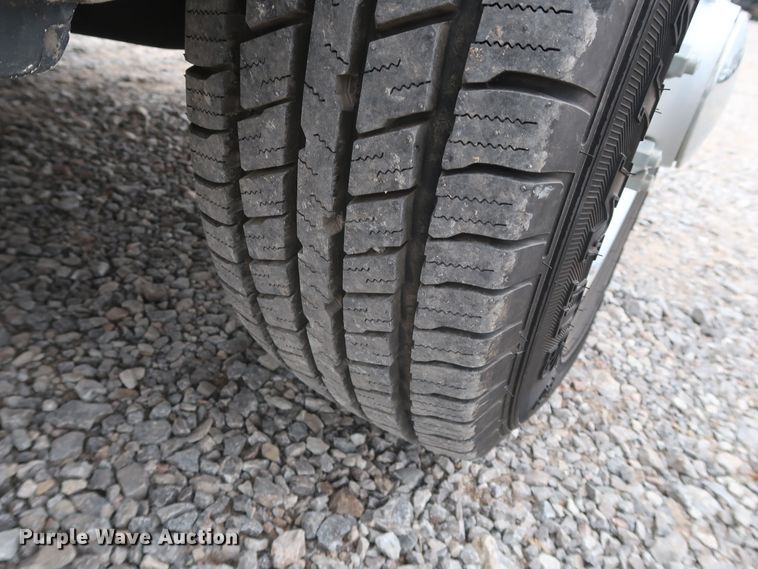 image for item GD9981 2010 Ford E350 Super Duty van with bucket lift