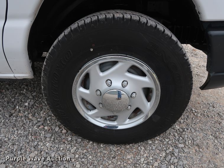 image for item GD9981 2010 Ford E350 Super Duty van with bucket lift