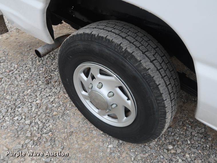 image for item GD9981 2010 Ford E350 Super Duty van with bucket lift