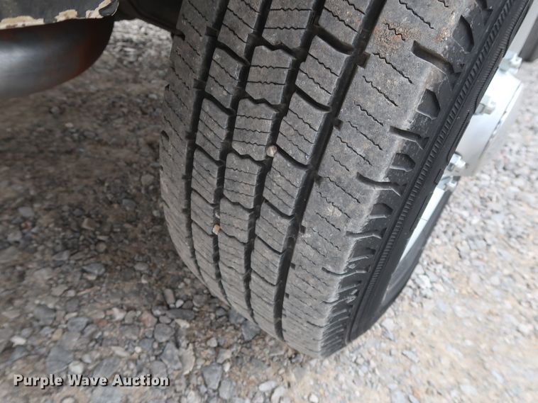 image for item GD9981 2010 Ford E350 Super Duty van with bucket lift