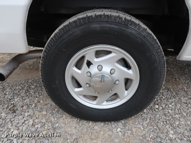 image for item GD9981 2010 Ford E350 Super Duty van with bucket lift