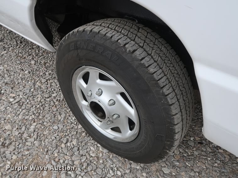 image for item GD9981 2010 Ford E350 Super Duty van with bucket lift