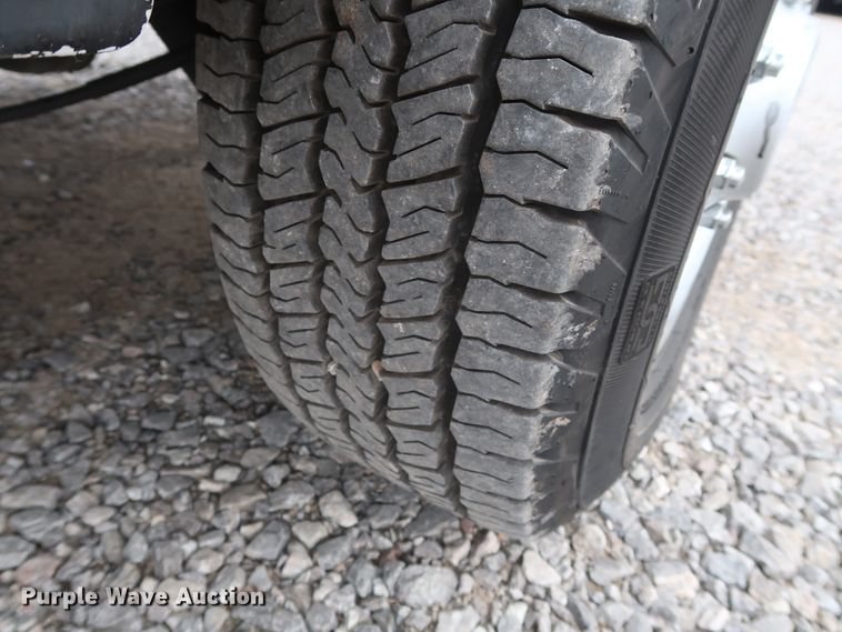 image for item GD9981 2010 Ford E350 Super Duty van with bucket lift