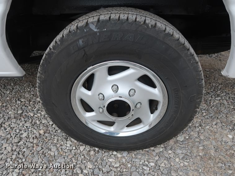 image for item GD9981 2010 Ford E350 Super Duty van with bucket lift