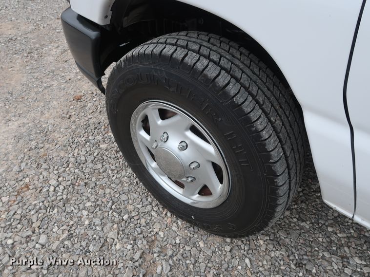 image for item GD9981 2010 Ford E350 Super Duty van with bucket lift