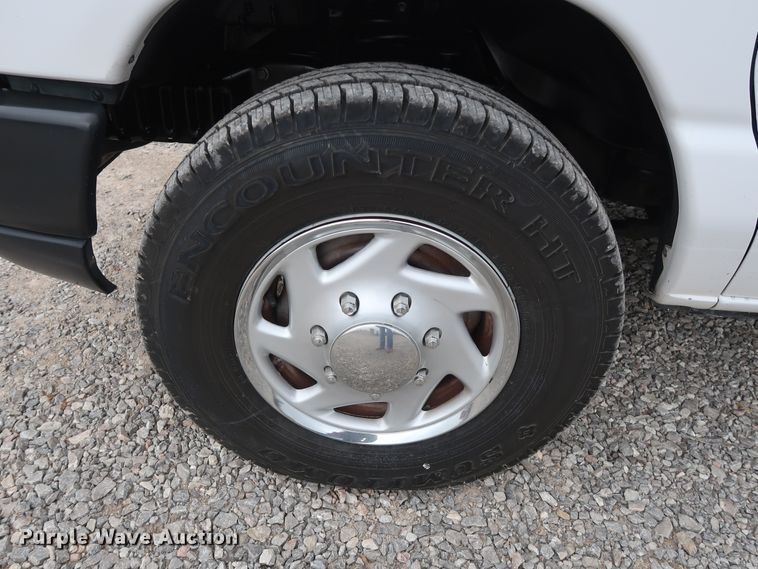 image for item GD9981 2010 Ford E350 Super Duty van with bucket lift