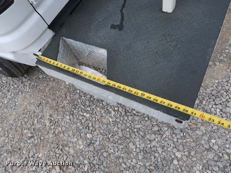 image for item GD9981 2010 Ford E350 Super Duty van with bucket lift