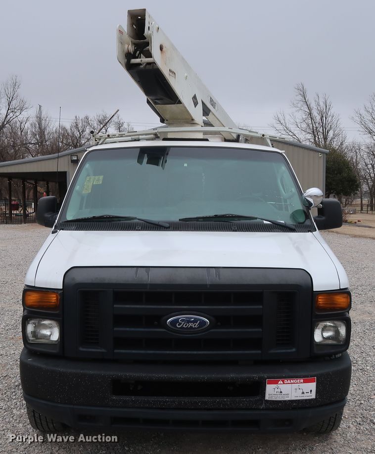 image for item GD9982 2009 Ford E350 Super Duty van with bucket lift