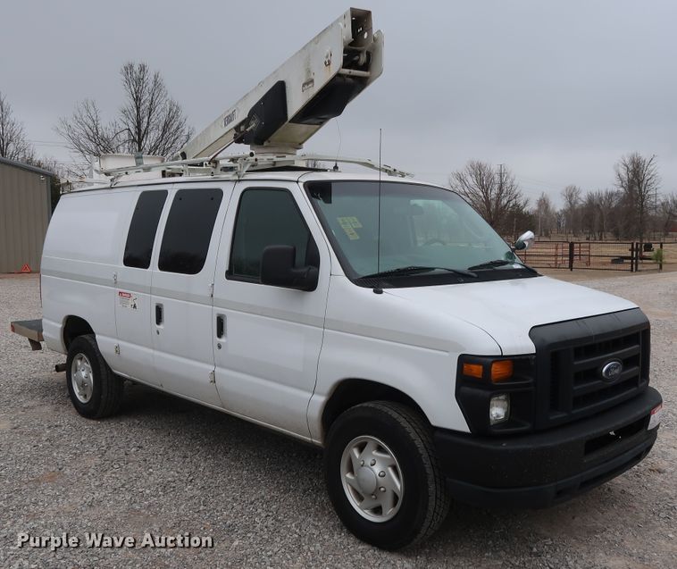 image for item GD9982 2009 Ford E350 Super Duty van with bucket lift