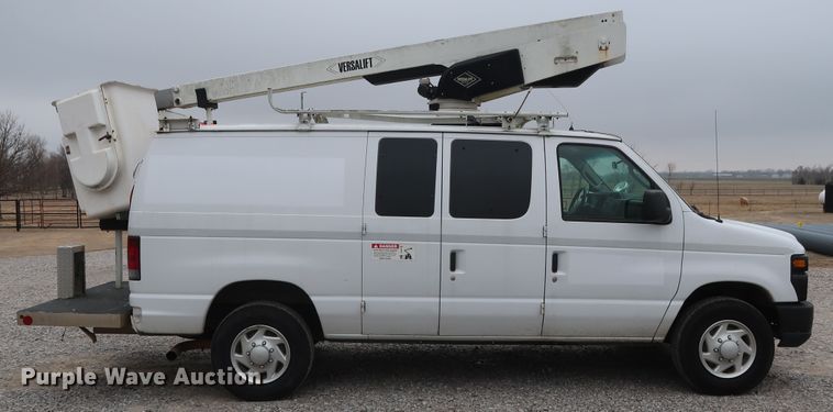 image for item GD9982 2009 Ford E350 Super Duty van with bucket lift
