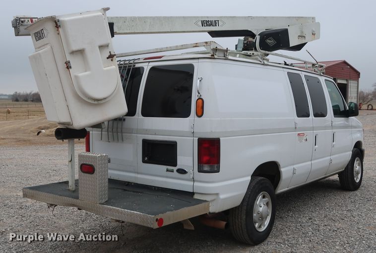 image for item GD9982 2009 Ford E350 Super Duty van with bucket lift