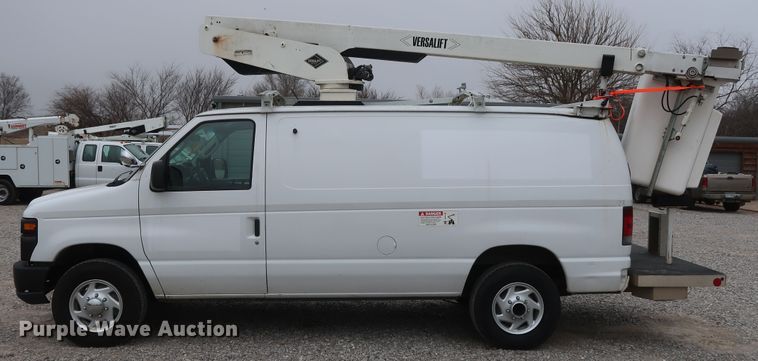 image for item GD9982 2009 Ford E350 Super Duty van with bucket lift